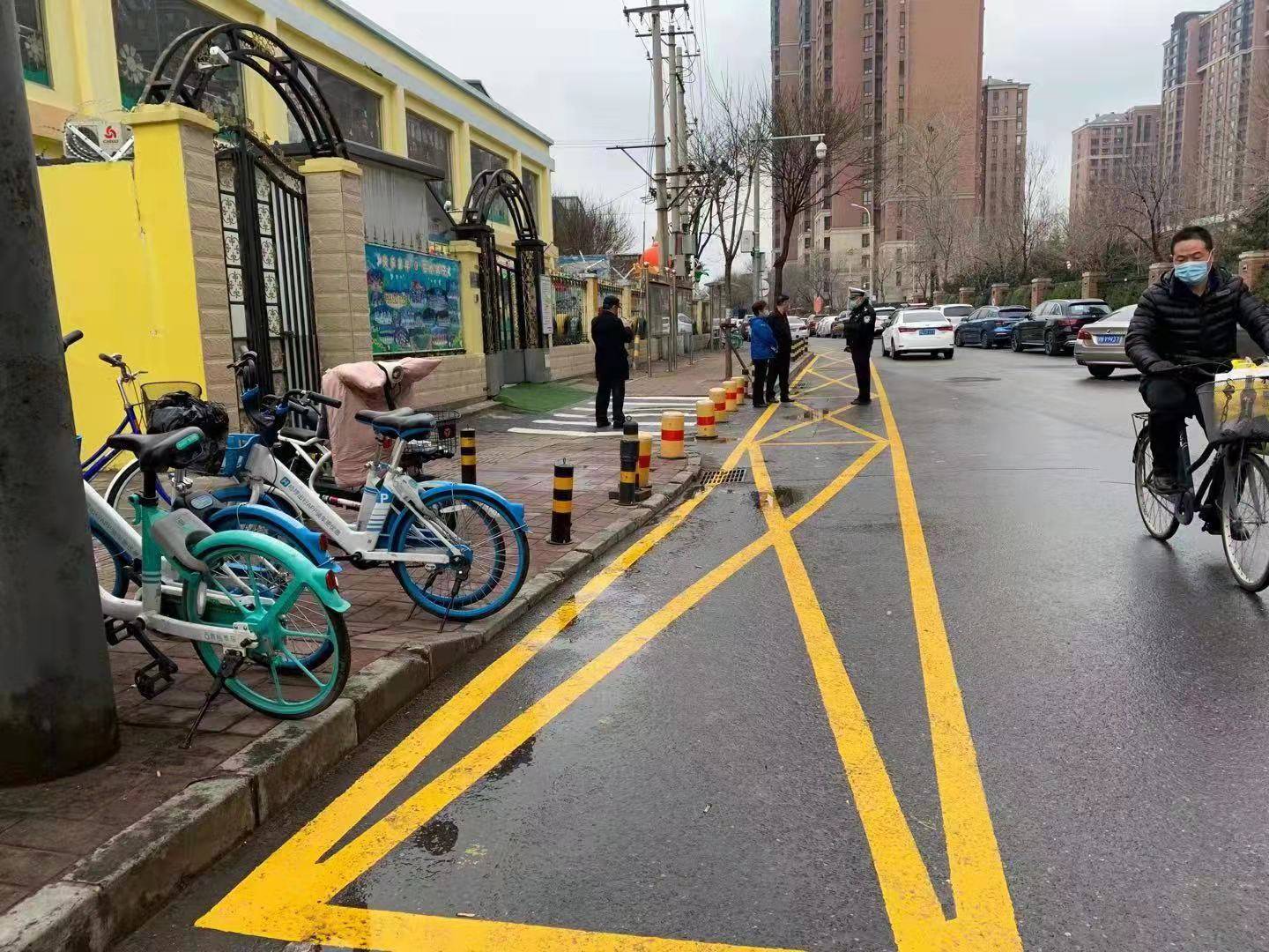 海淀交警施化禁停标线消除交通安全隐患