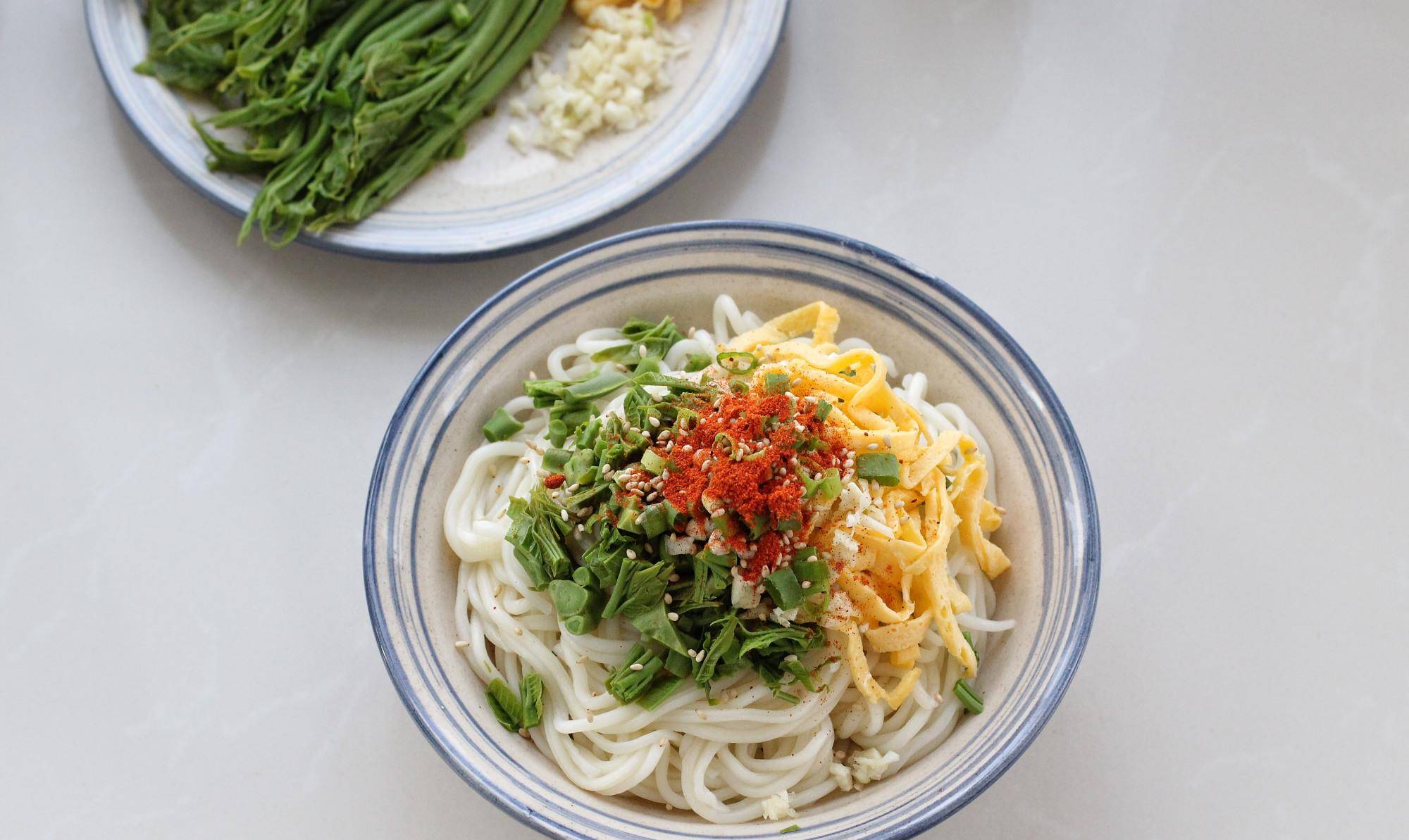 春天这菜最鲜嫩,一斤六十比排骨还贵,拌面条口味绝了,好吃过瘾_香椿