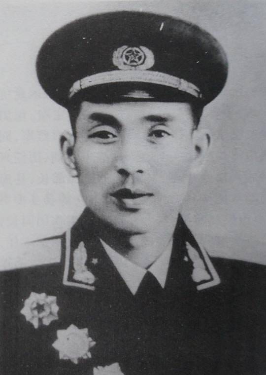 【朱辉照(1911-1964,江西莲花人,开国中将【忙于救治伤患的八路军