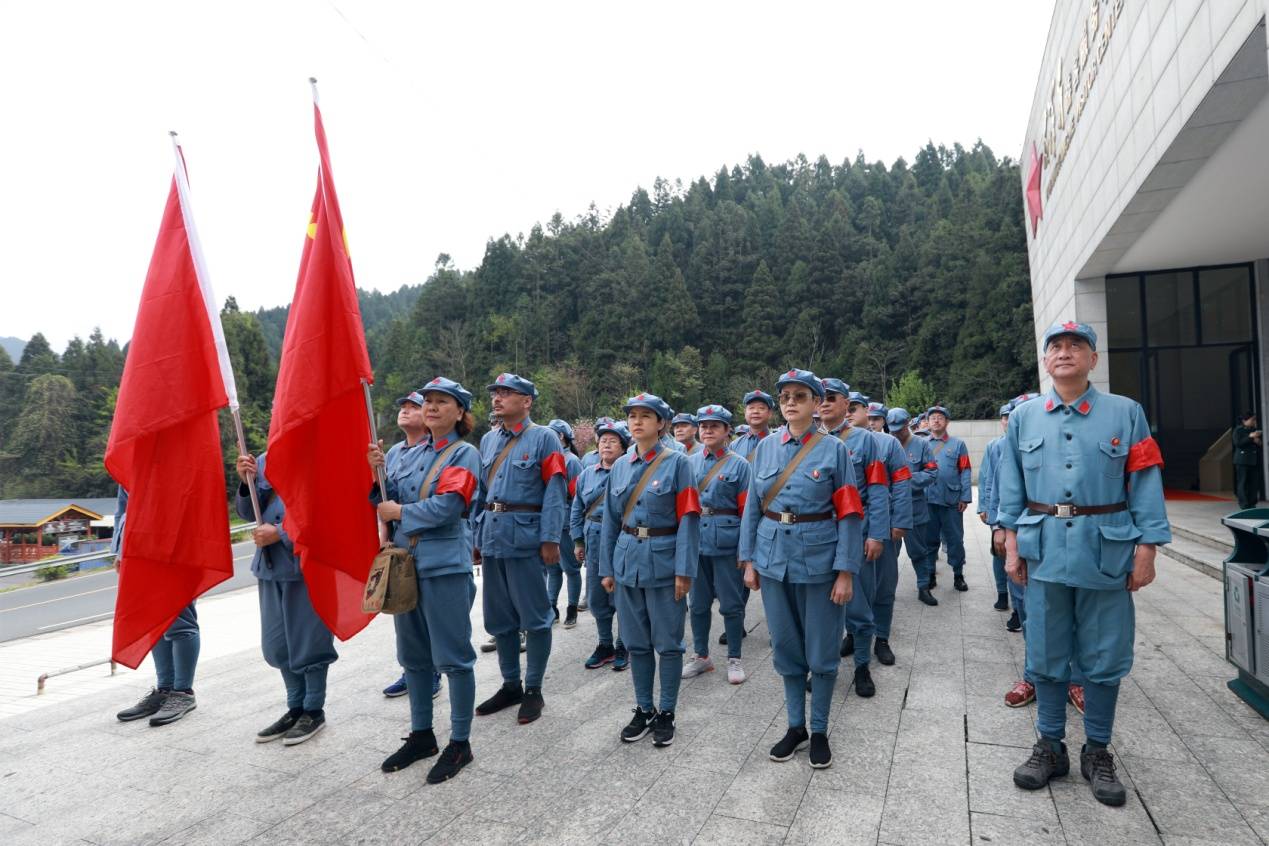 红色寻根团到井冈山慰问袁文才王佐后代