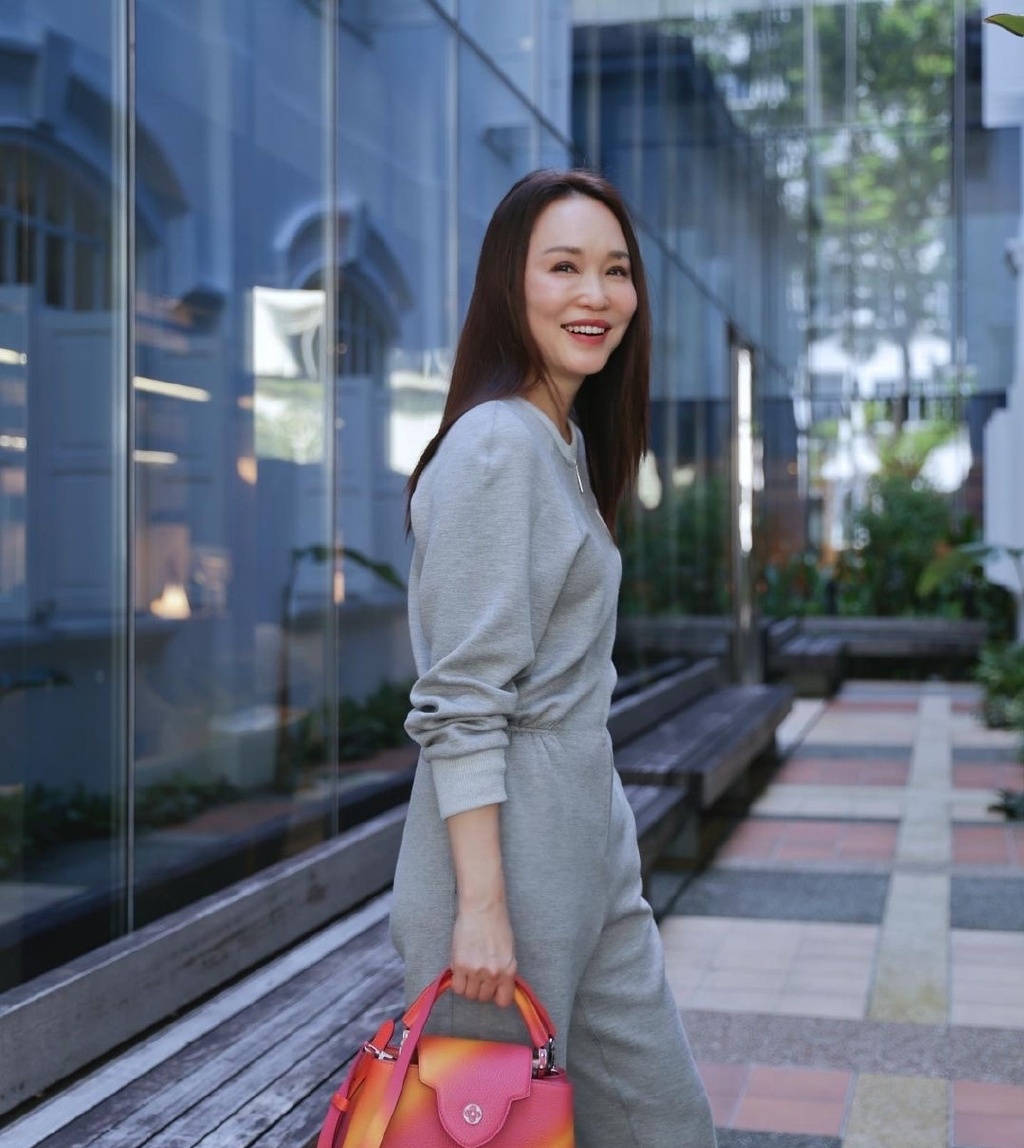 原創范文芳與老公恩愛同框一襲拼色連衣裙優雅高級女神範十足