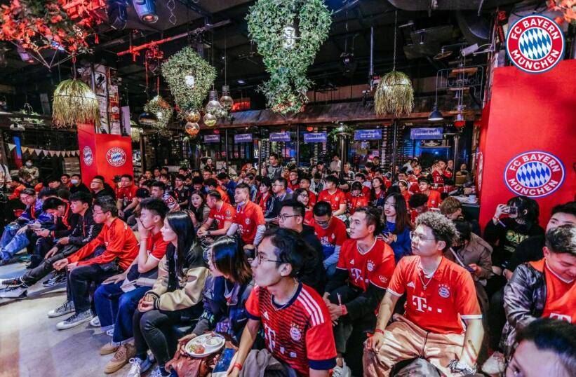 近300名拜仁球迷聚集在重庆，观看天王山德甲之战_埃尔伯