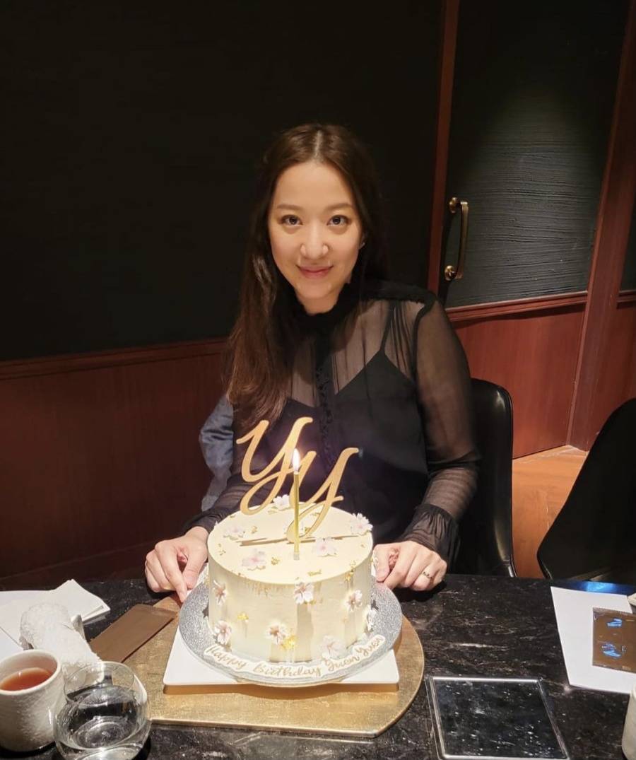 甄子丹妻子为妹妹庆生,姐妹俩五官像复制粘贴,都是有福相的人_汪圆圆