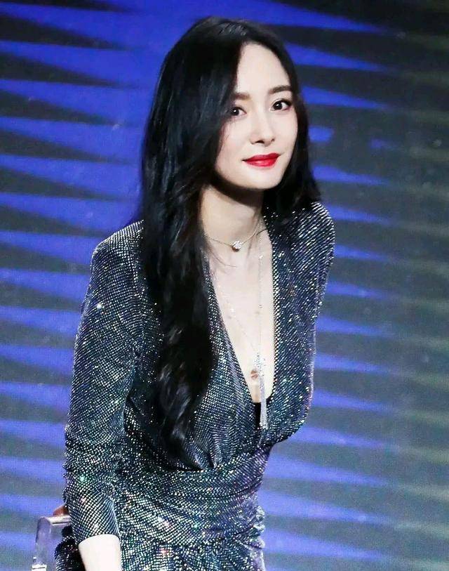 原创杨幂穿性感抹胸长裙好美羽毛点缀妩媚而高贵