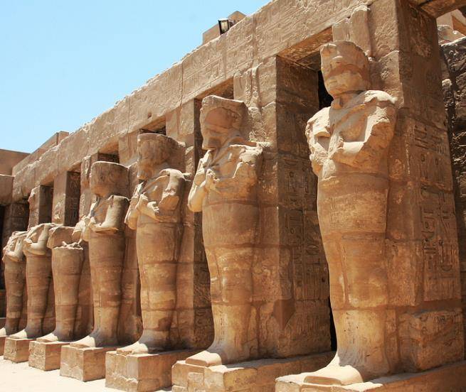 游客去埃及看金字塔，为什么会被阻止攀爬？导游：不听劝会后悔