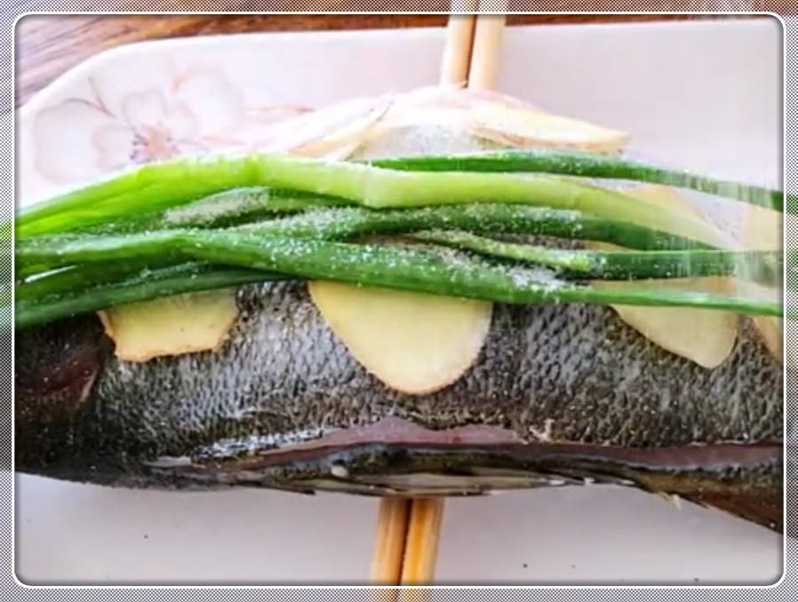 蒸鲈鱼记住这一点,保你蒸出的鲈鱼汁鲜味美肉不老_璐璐