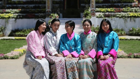 不丹老国王娶4个姐妹，生5个公主，被雪域高原滋养个个凤眼迷人