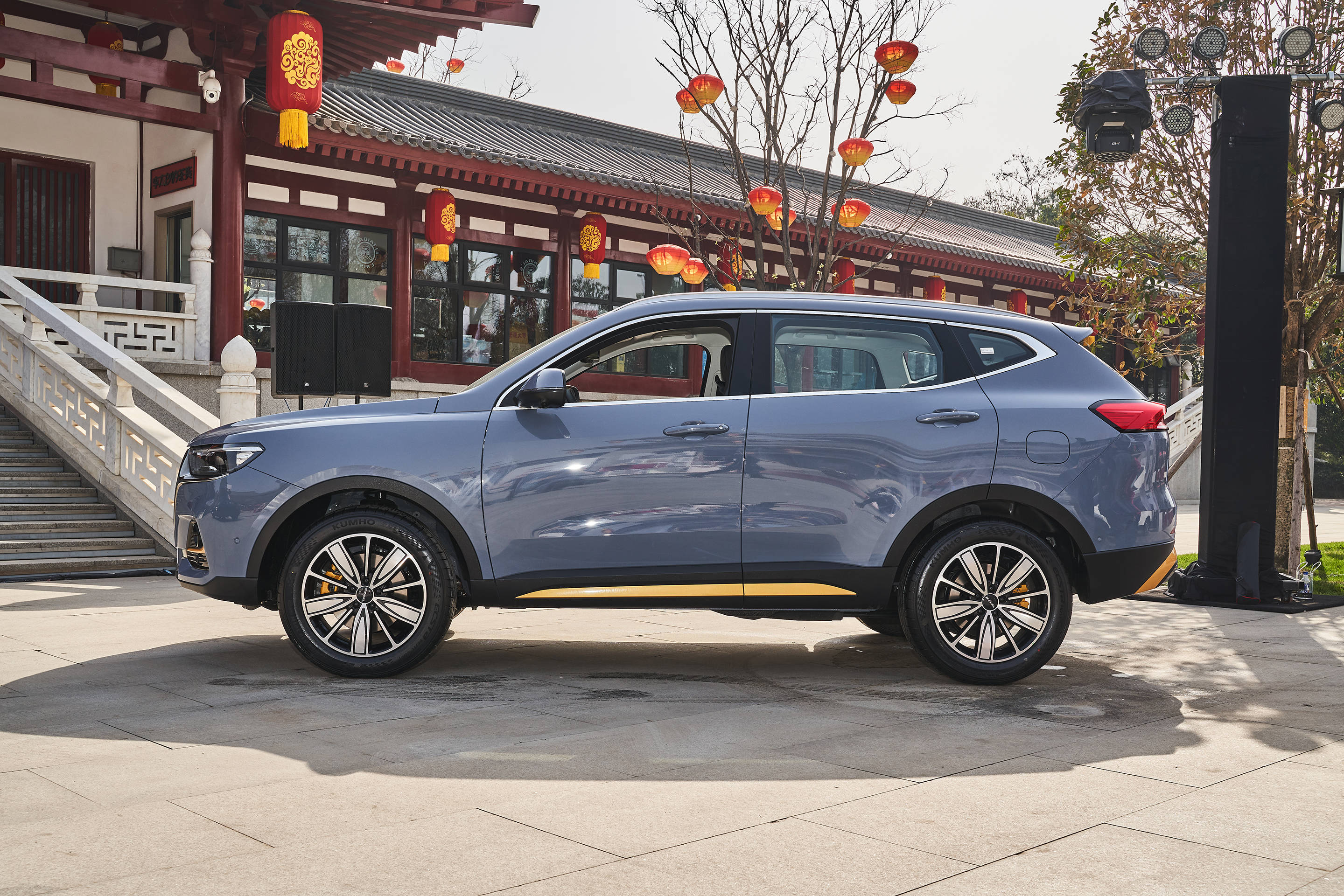 这次介绍的是这台哈弗h6国潮版豪华-青瓦灰配色的车型,在整体灰色车身