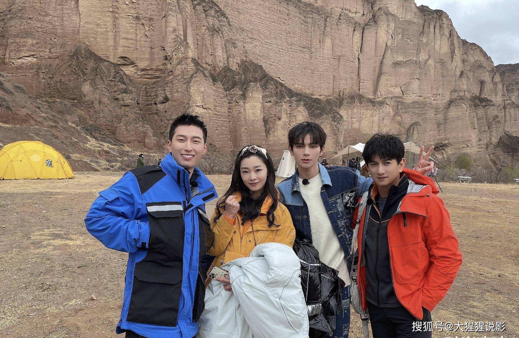 宋轶:录节目前穿礼服长裙背双肩包,与吴奇隆,窦骁等明星同参加