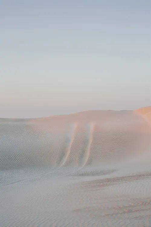 在尘世之外荒丘，摄下风与沙的极简幻境