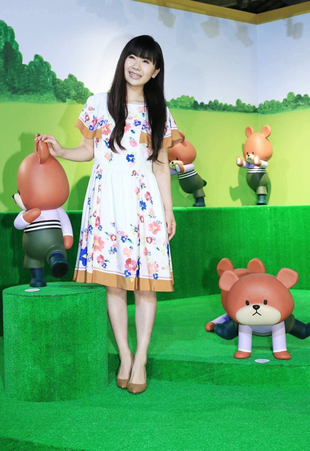 福原爱胖了好多穿连衣裙也遮不住粗腿齐刘海配编发看着像阿姨