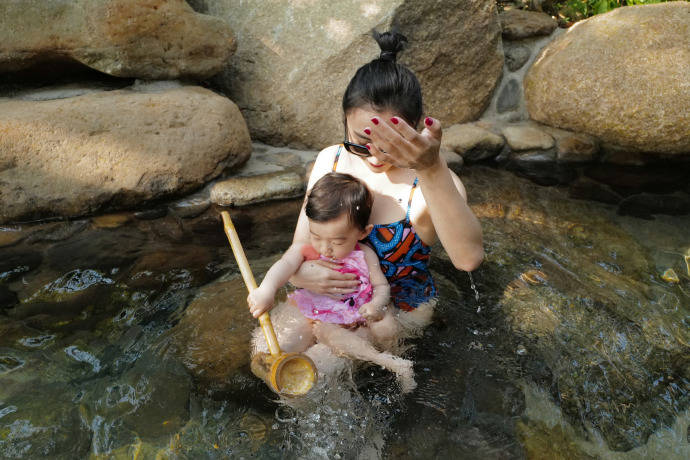 原创何雯娜享受"阔太"生活!带女儿水中嬉戏,穿泳装大秀好身材