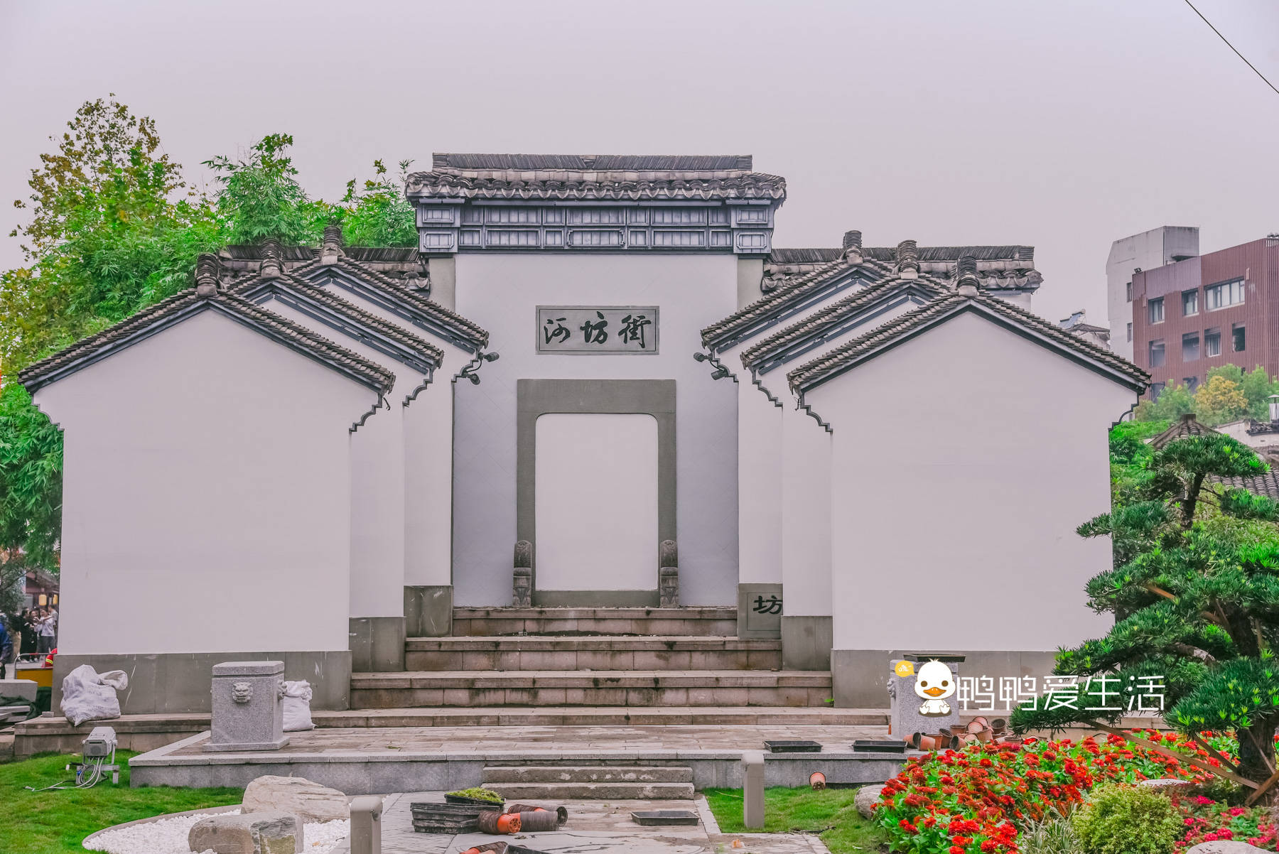 杭州市区唯一保持古城历史风貌老街，遍布老字号药局，曾是皇城根