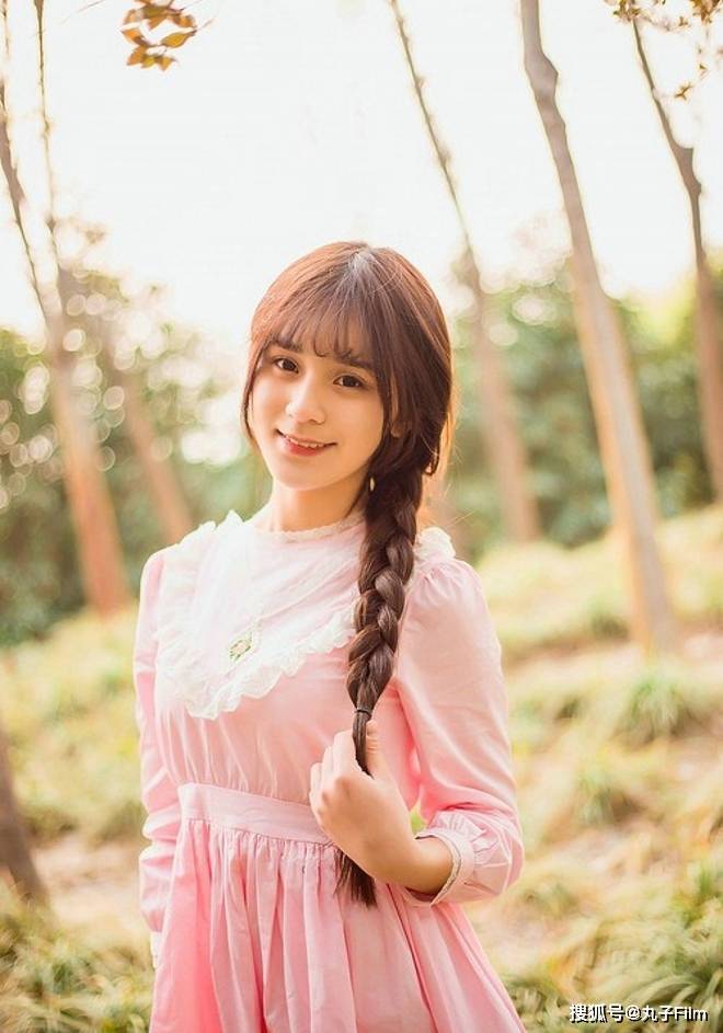 性感美女时尚写真:麻花辫小姐姐粉色裙子,漂亮!