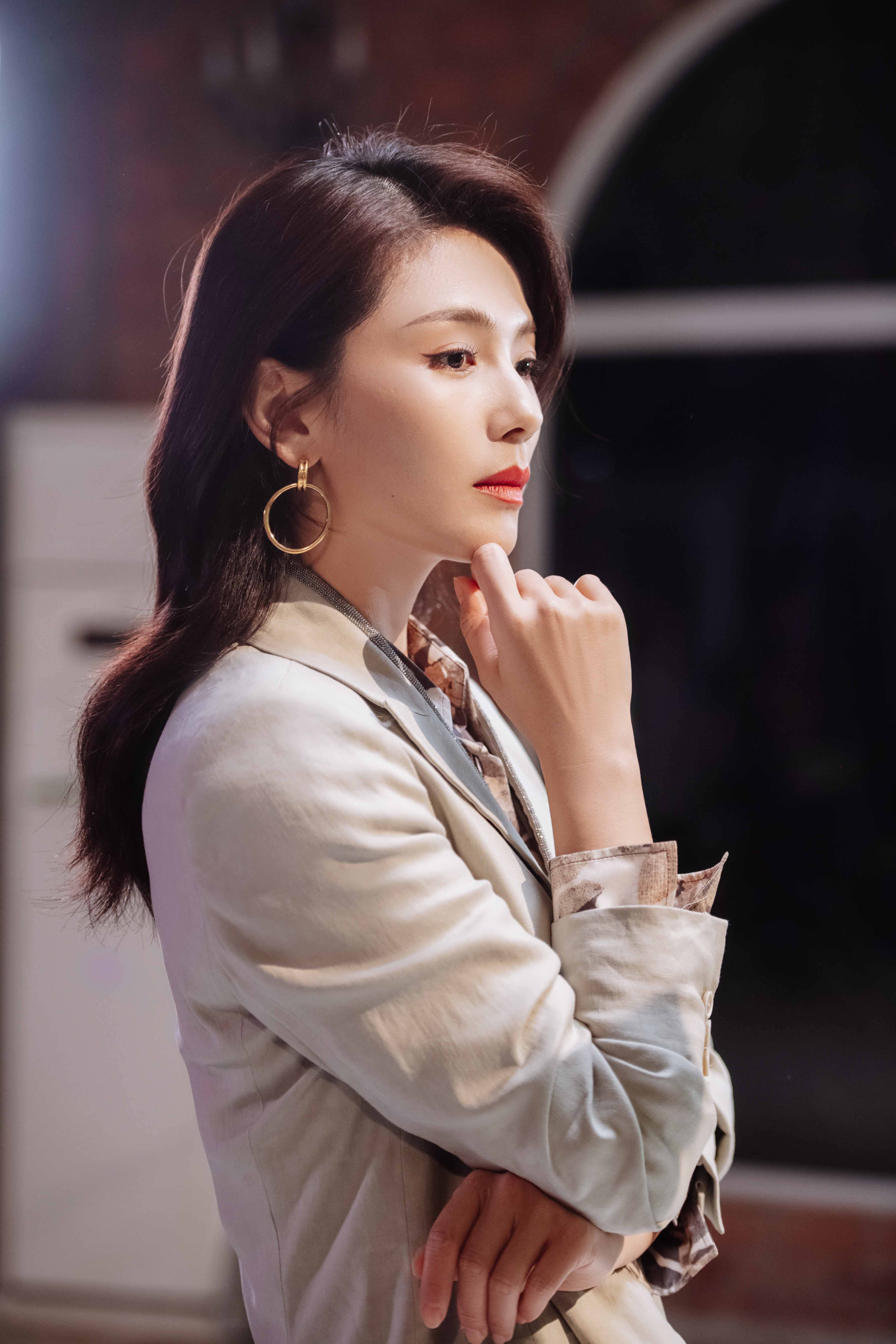 《妻子5》明日开播 刘涛花衬衣西装造型气质满分