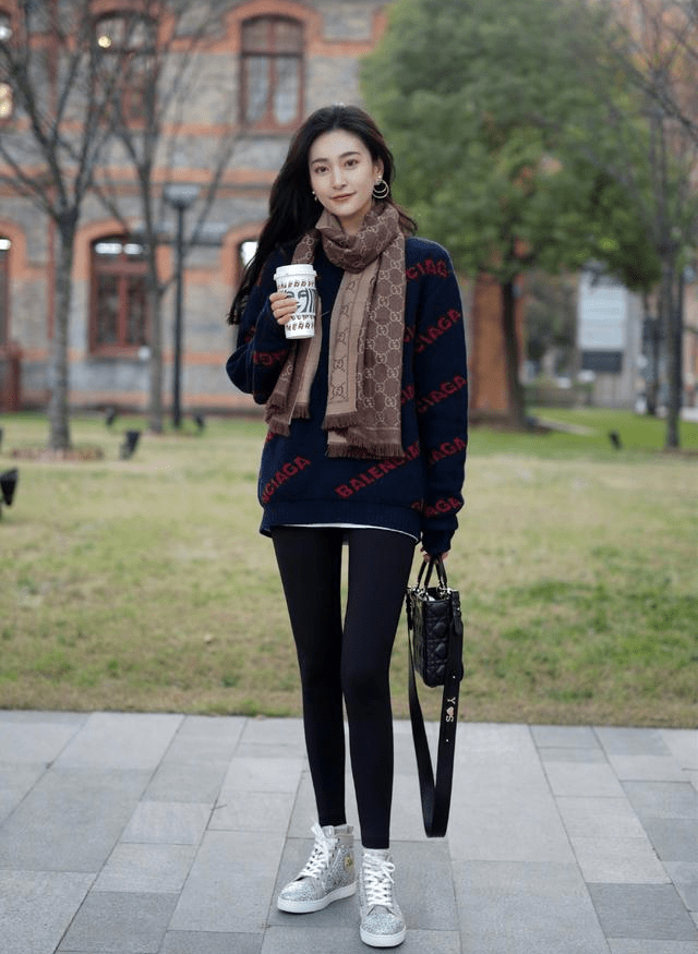 小黑牛仔裤穿搭技巧 962f7bc6b36f43dab66bb5e9058d4e47.png