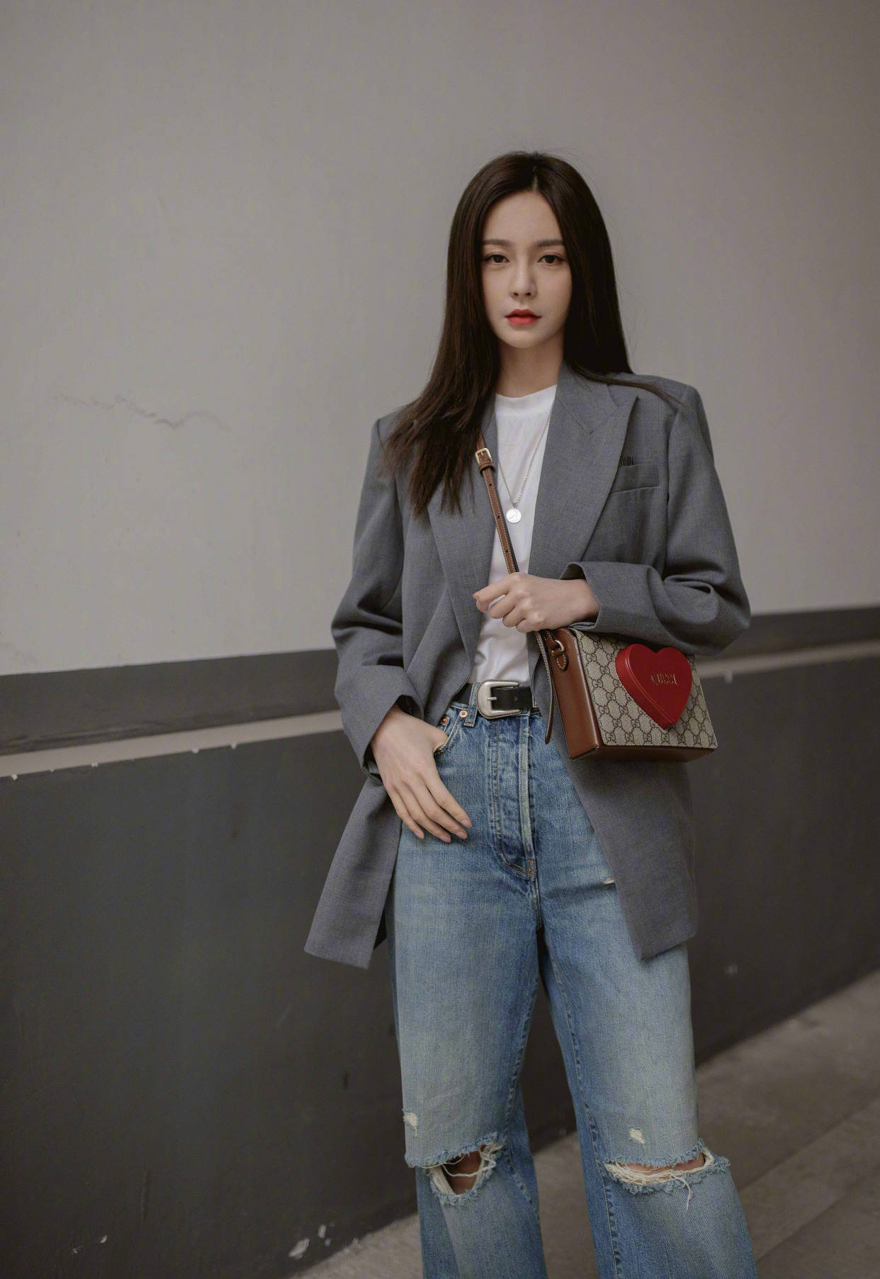 原创沈梦辰又解锁西装新穿法搭配破洞牛仔裤简约大气潇洒不羁