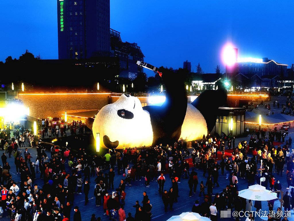 重130吨自拍大熊猫雕塑亮相四川都江堰