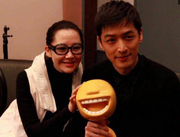 许晴都快是老太太了,素颜油腻凹凸不平,还装少女想嫩也嫩不了!