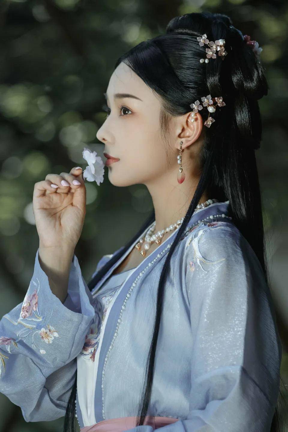 演员鲁照华古装素净又淡雅尽显中国女性古典美