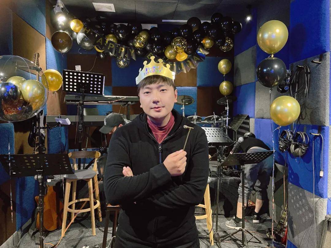 海来阿木携新歌《人生如歌》庆生,圈内好友齐聚送祝福