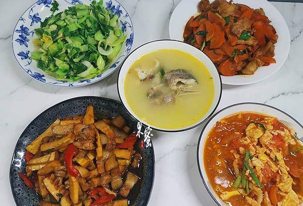 一家三口的午餐半小时备好四菜一汤咸鲜下饭的家常菜是最爱