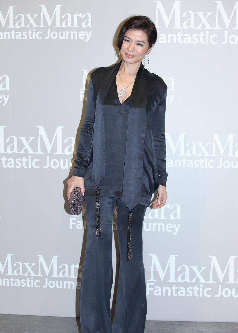 钟楚红真是挺招摇的,穿亮片西装看着真晃眼,哪像60年的人