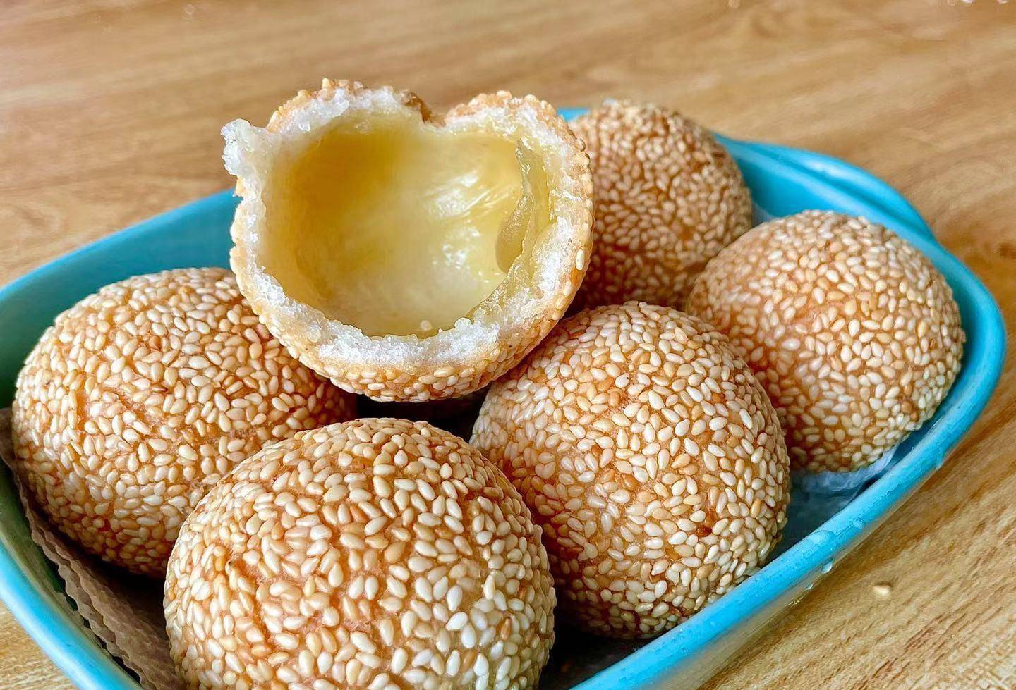 【炸麻团】有很多朋友就会问了,汤圆和麻团都是糯米粉团成的球,为什么