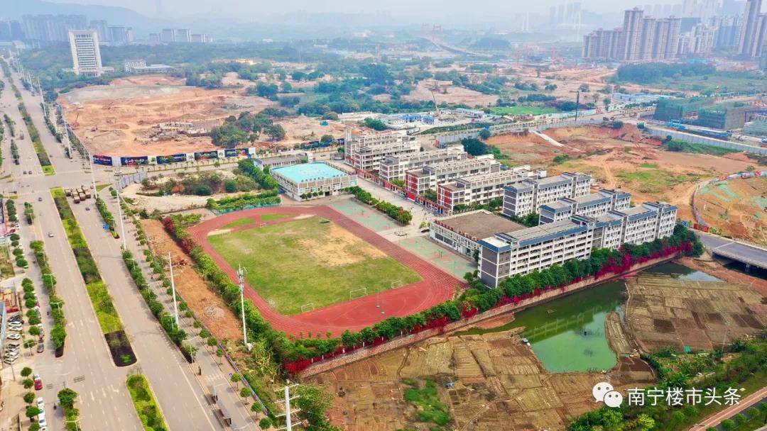 五象湖初级中学(摄影:赵翔)走近五象湖东,整个区域如今的景象给了