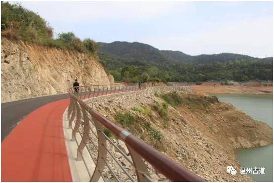 有塑胶跑道,骑行道组成.可以徒步,跑步,骑行.