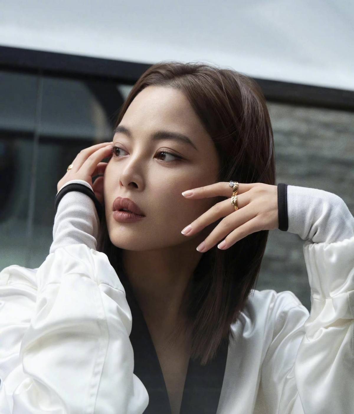 原创35岁辛芷蕾身材太绝!深v露香肩冷艳迷人,网友:气场似超模