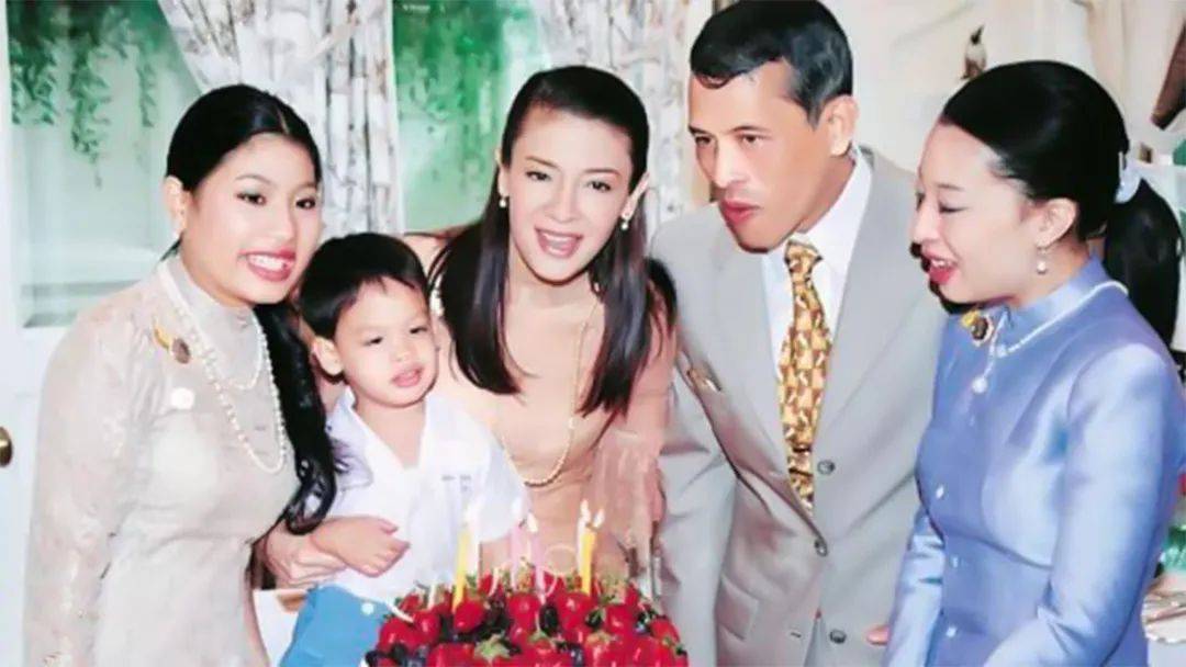 而提帮功王子一回来,两个姐姐都很高兴,她们陪着提帮功都有讲不完的话