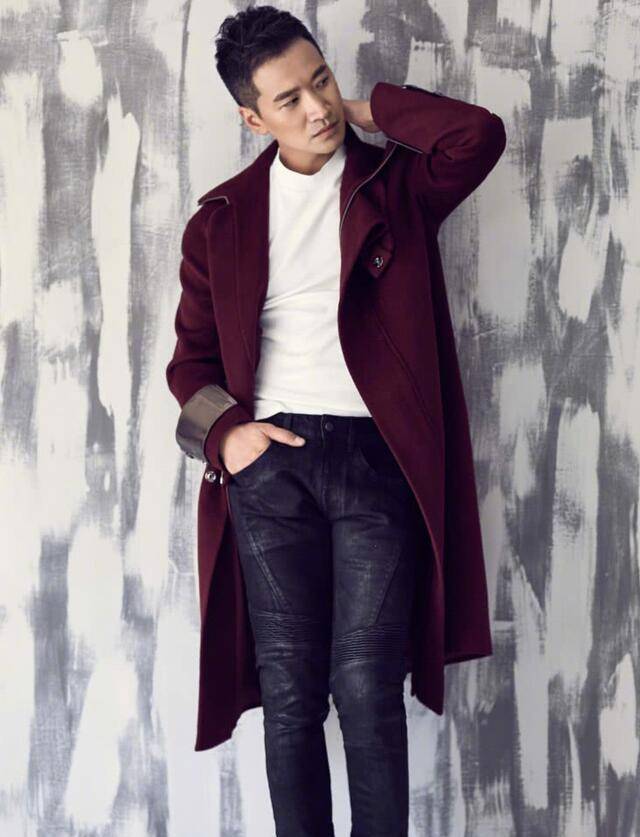 好久不见的四爷何晟铭身材高大穿格纹套装帅气迷人