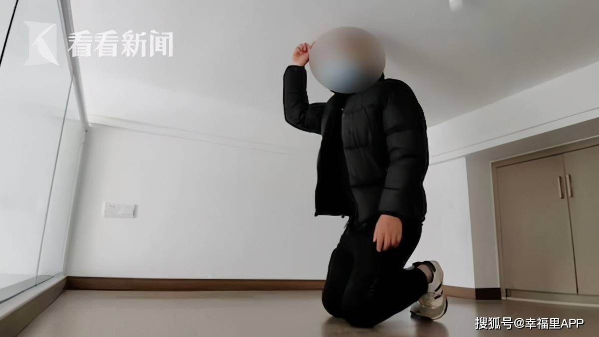 真真切切地让人体会到了什么叫"人在屋檐下,不得不低头".身高1.