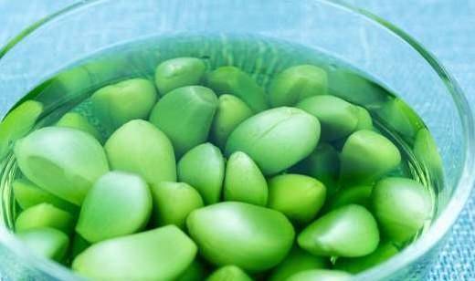 怎么做腊八蒜又脆又绿 ac3fe74821a64556936330891faff08e.jpeg