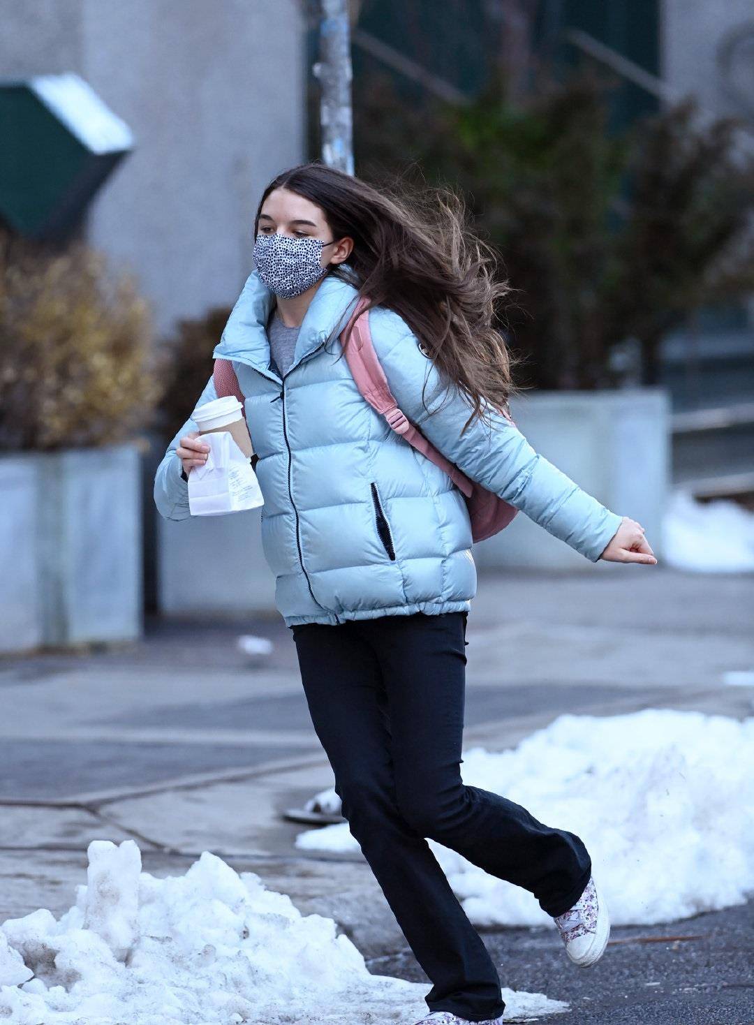 苏瑞·克鲁斯穿蓝色羽绒服奔跑像风一样的少女真的好清纯