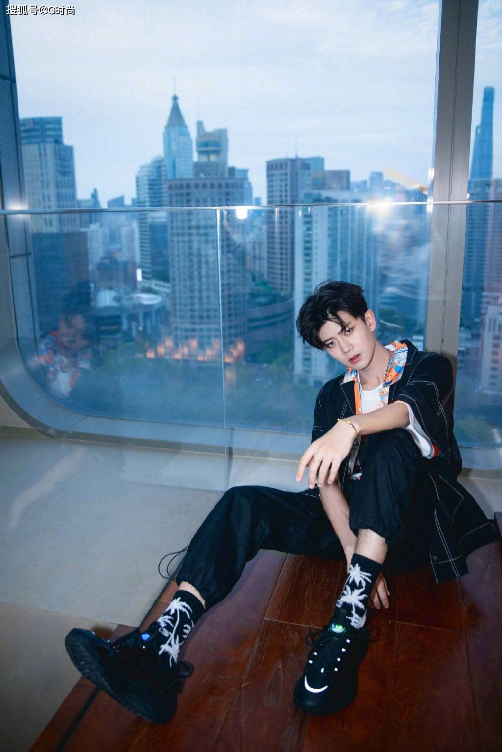 任嘉伦身穿黑色牛仔外套内搭花色衬衫,帅气个性