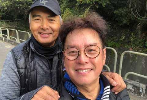 65岁周润发同苗侨伟夫妇晨跑,昔日男神头发花白,脸变圆润皱纹多