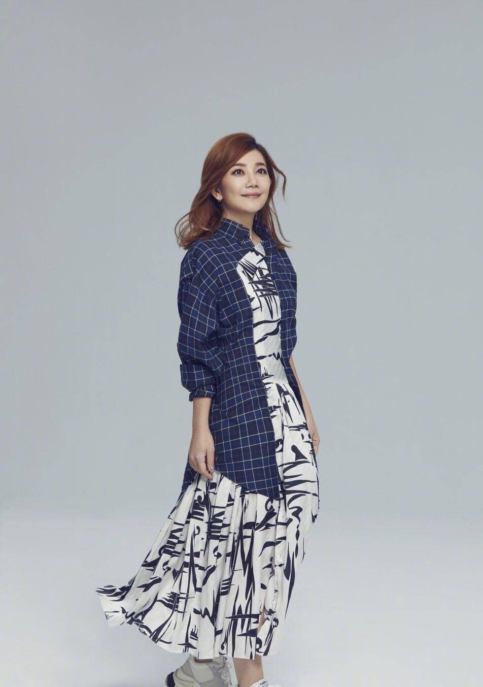 梁静茹离婚后美得高调红色皮裙优雅大气搭大波浪卷发风情万种