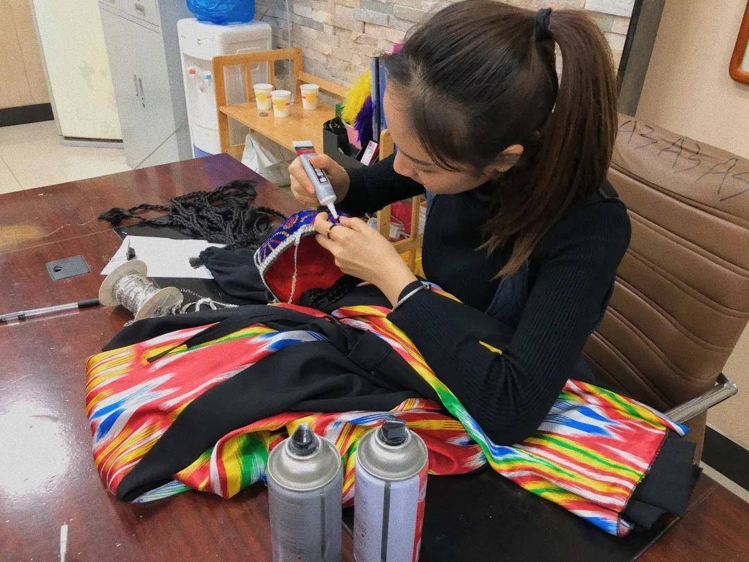 咏梅教师在给学生们修补服装