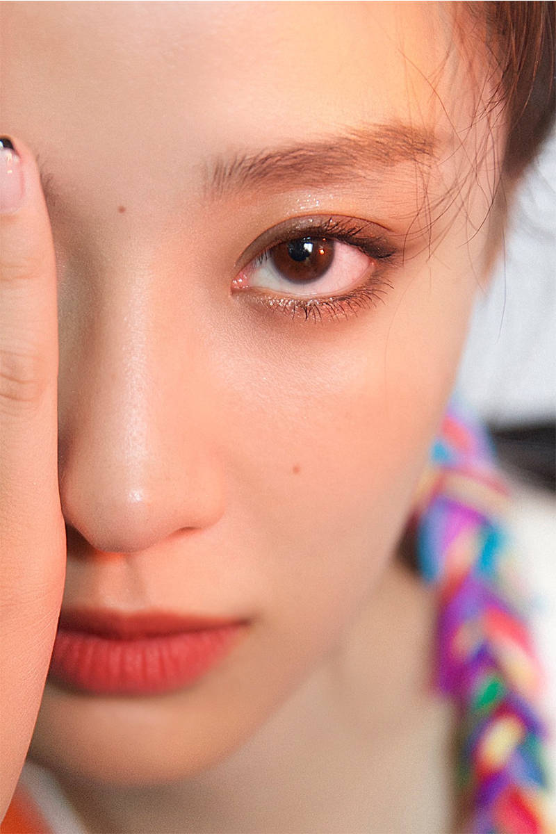 孙佳雨亮相李宁秀场 彩色编发撞色国风造型登话题榜