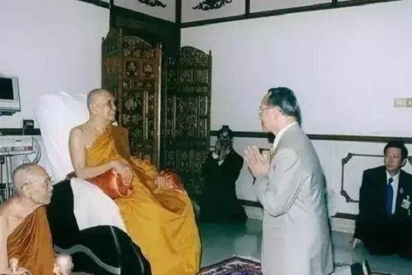 泰国地位最高的人，没有实权却受人尊重，国王见了也要下跪行礼