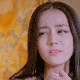 原创搞笑美女动态图，用放大镜在妹子大腿上烧了个洞！搞笑妹子gif