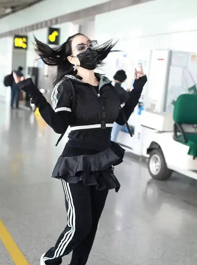 超短裙套装内搭 e1654805601b4701999a6f289b22809d.jpeg