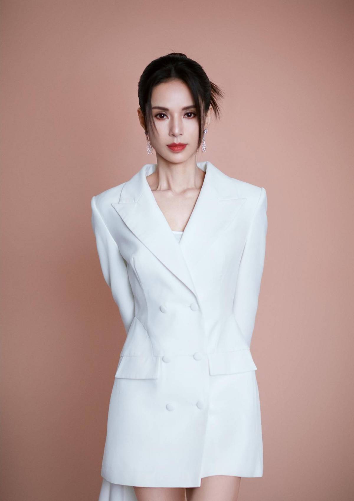 李若彤的状态也太好了!穿无袖连衣裙显得腰细肤白,气质美得高级