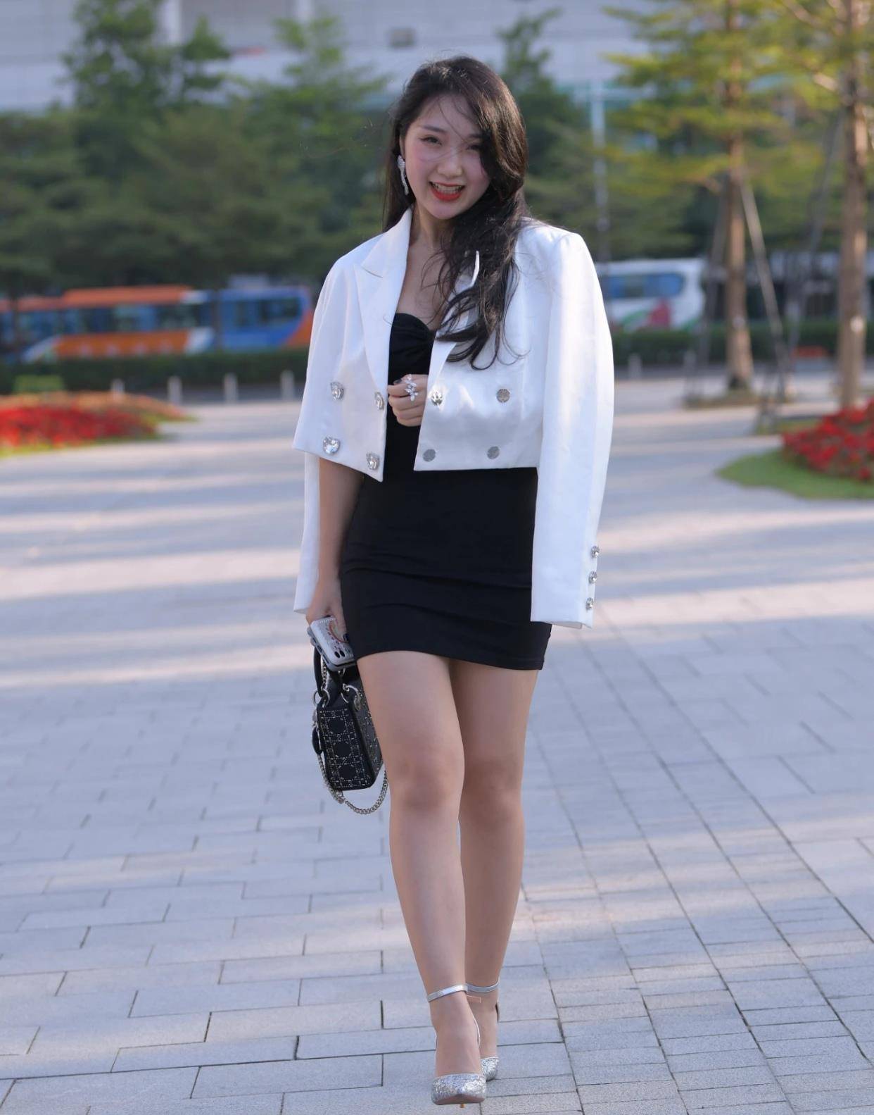 腿粗臀大的女生怎么穿?韩版白色西服搭配黑色包臀裙,成熟有品味