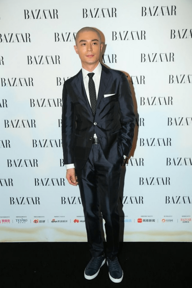 原创霍建华留着光头颜值也在线配黑色亮面西装雅痞十足真有男人味