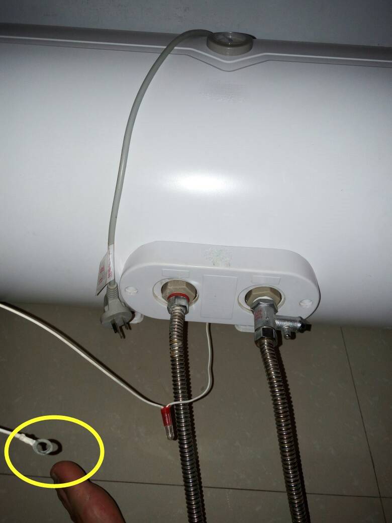 图省事把热水器地线钉在墙上多亏电工提醒就不怕遇水漏电