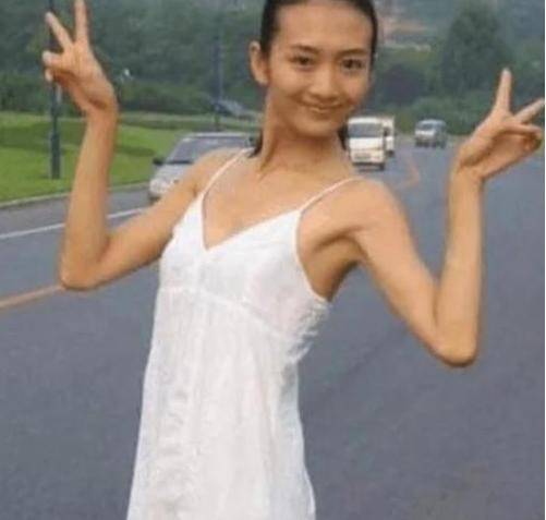 王鸥旧照被人扒光,在村口摆"剪刀手"姿势微笑,实锤整容谣传