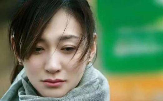 她曾为导演流产2次，嫁丑丈夫至今无子，如今41岁却被宠成公主！